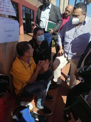 Hernandarias: exfuncionario municipal se encadenó para ser indemnizado