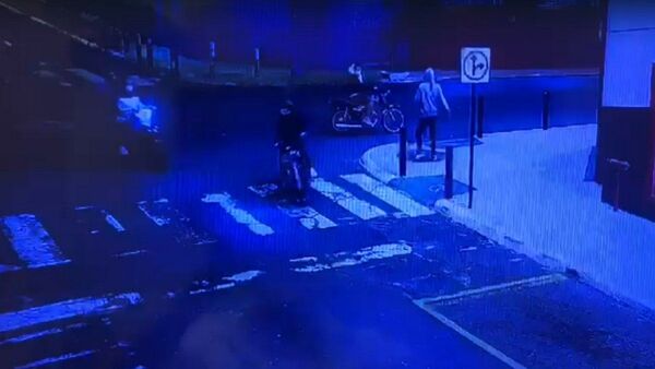 Grupo de motochorros roban un celular a un hombre en Asunción