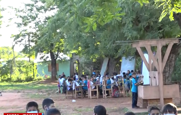 Itauguá: dan clases al aire libre ante peligro de derrumbe de aulas