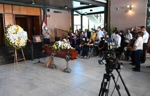 Con aplausos despiden a Luis D’Oliveira en el Teatro Municipal - Noticiero Paraguay