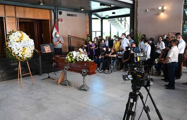 Con aplausos despiden a Luis D’Oliveira en el Teatro Municipal - Noticiero Paraguay