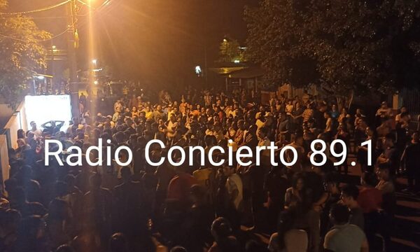 Multitud reclama justicia para motociclista arrollado por borracho y desmantelan comisaría