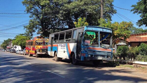 Limpio: destrozan parabrisas de micro en lío por itinerario