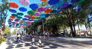Paraguas dan color a una calle céntrica de Pilar - Nacionales - ABC Color