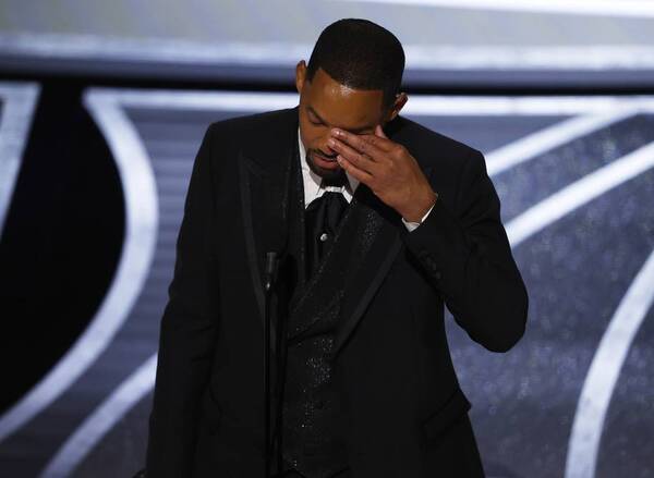 Los Oscar condenan la bofetada de Will Smith y estudiarán un castigo