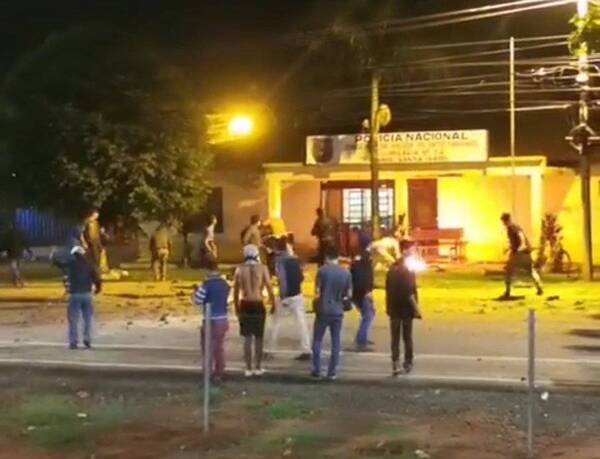Diario HOY | Imputan a 16 supuestos manifestantes que provocaron destrozos en Comisaría de Caaguazú