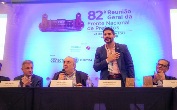 Nenecho Rodríguez regaló un morterito al Prefeito de Curitiba - Te Cuento Paraguay