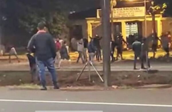 Arresto domiciliario para 16 imputados por destrozos en comisaría - ADN Digital