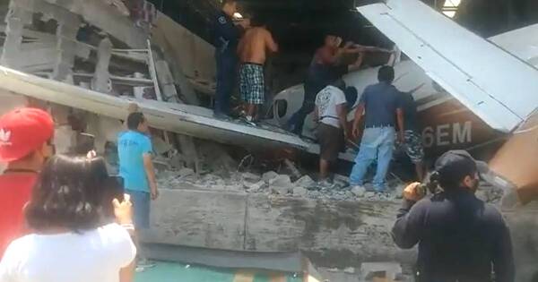 La Nación / Tres muertos al desplomarse avioneta sobre un supermercado en México