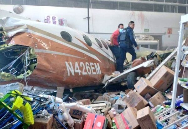 Una aeronave se estrelló contra un supermercado en México y dejó al menos 3 muertos