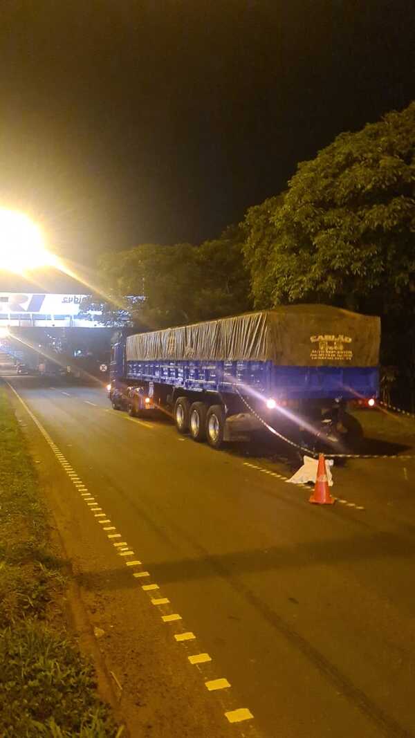 Joven motociclista muere al estrellarse contra camión estacionado - La Clave