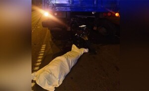 Motociclista muere tras chocar contra camión en doble fila