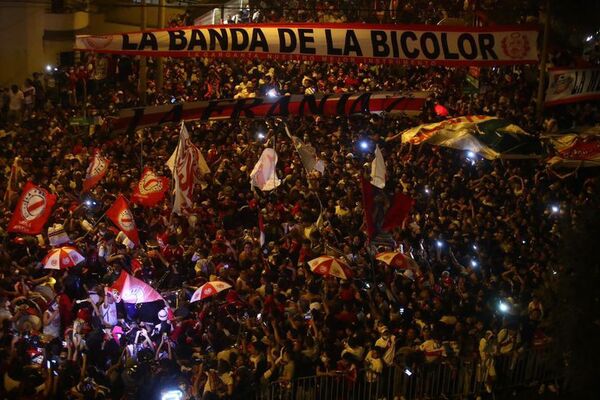 Banderazo de los peruanos en la víspera del juego ante Paraguay - Selección Paraguaya - ABC Color