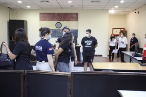 Estudiantes de Derecho de la  UNA con relación : “No representan al estudiantado normal”