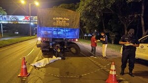 Motociclista muere al estrellarse contra un camión en CDE | Noticias Paraguay