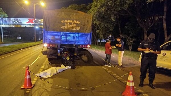 Motociclista muere al estrellarse contra un camión en CDE | Noticias Paraguay