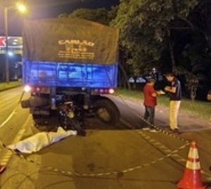 Motociclista muere al chocar contra un camión en CDE - Paraguay.com