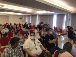 Campaña de vacunación contra el COVID-19: Entregan reconocimiento a profesionales de la salud