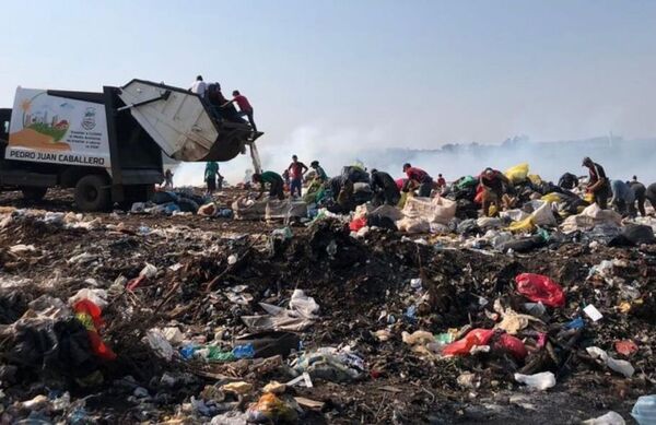 Recicladores denuncian que funcionarios municipales se avivan de materiales reciclables - Radio Imperio