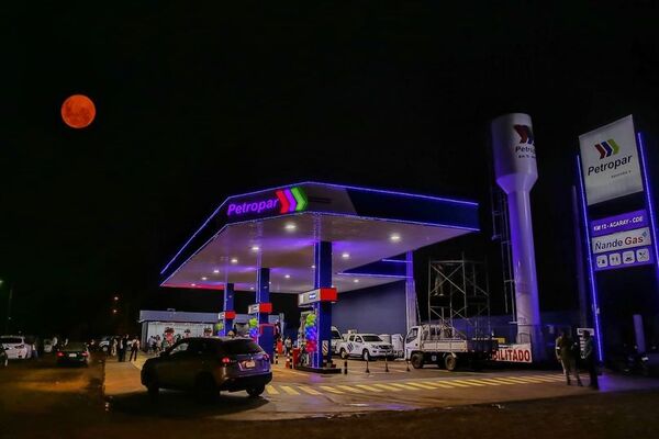 EXTENSAS FILAS EN PETROPAR DEBIDO AL ALZA DE COMBUSTIBLE EN EMBLEMAS PRIVADOS - La Voz del Norte