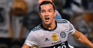 El futbolista franjeado Néstor Camacho sacó los pasos prohibidos y es viral