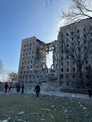 Ataque ruso contra el principal edificio administrativo de Mykolaiv deja al menos 7 fallecidos