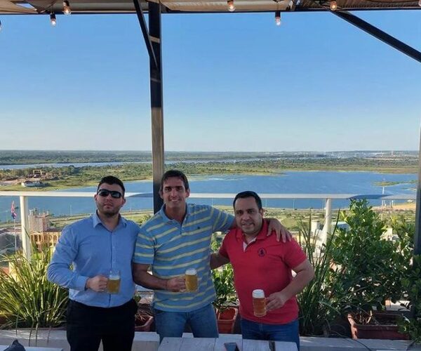 Aquiles Báez celebró con chupi su libertad plena