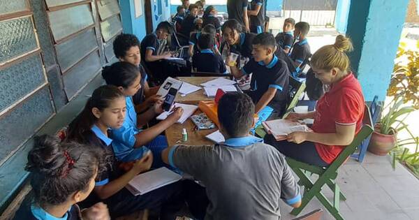 La Nación / Padres, alumnos y docentes se manifestaron frente a la comuna de Limpio pidiendo construcción de aulas