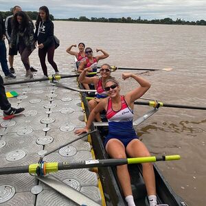 Remando en bronce - El Independiente
