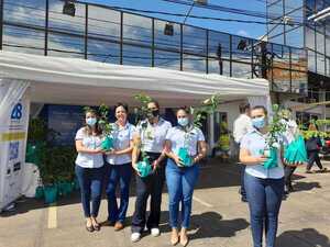 Regional Seguros festeja 28 años entregando arbolitos