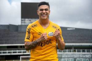 Crónica / Santos presentó a Fernández Cedrés: “Cuidado que el Pitbull está en el área”