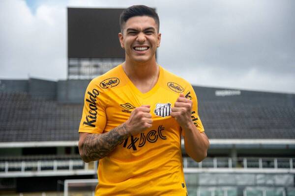 Crónica / Santos presentó a Fernández Cedrés: “Cuidado que el Pitbull está en el área”