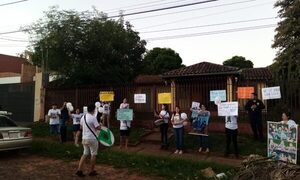 Empresario no se hace cargo de víctima de bus chatarra y familiares se movilizan