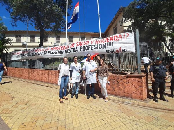 Médicos protestan por equiparación salarial y otras promesas incumplidas - Nacionales - ABC Color