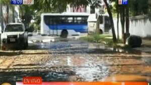 Barrio Jara: Vecinos hartos de la pérdida de agua en las calles | Noticias Paraguay