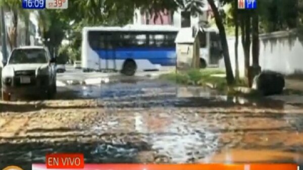 Barrio Jara: Vecinos hartos de la pérdida de agua en las calles | Noticias Paraguay