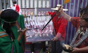 Chamanes peruanos hacen brujerías contra la Albirroja