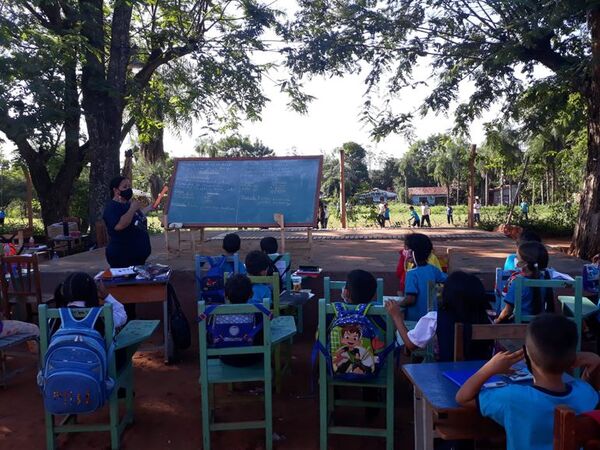 Más de 400 estudiantes de Itauguá se refugian bajo árboles - Nacionales - ABC Color