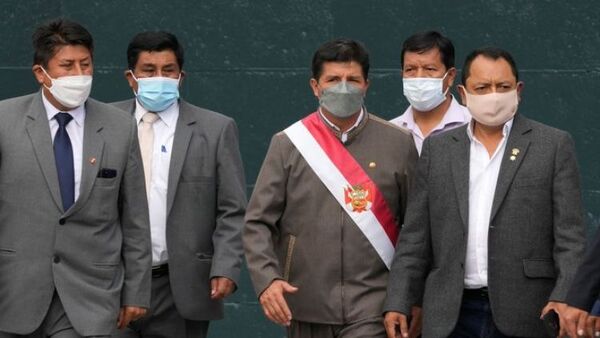 Pedro Castillo enfrenta protestas tras librar destitución