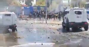 La Nación / Santiago de Chile: nuevos disturbios con estudiantes bloquean el centro
