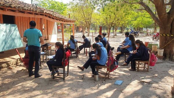 Limpio: Docentes protestan por dar clases en pasillos o bajo árboles