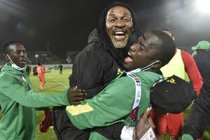 Camerún eliminó a Argelia con un gol sobre el final del tiempo extra