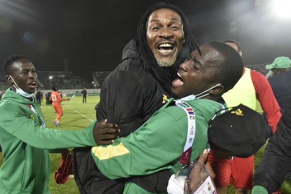 Camerún eliminó a Argelia con un gol sobre el final del tiempo extra