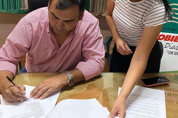 Gobernador firma acta de compromiso del Sistema de Control Interno - Noticiero Paraguay