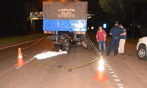 Joven motociclista muere tras embestir contratractocamión estacionado sobre la Ruta PY 02 – Diario TNPRESS