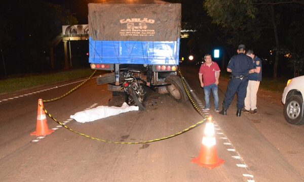 Joven motociclista muere tras embestir contratractocamión estacionado sobre la Ruta PY 02 – Diario TNPRESS