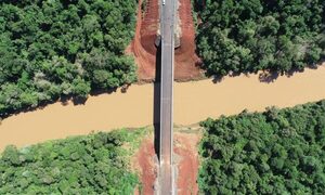 Peligrosa balsa pasó al recuerdo con habilitación de nuevo puente sobre el Ñacunday