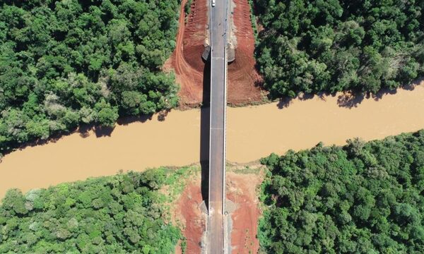 Peligrosa balsa pasó al recuerdo con habilitación de nuevo puente sobre el Ñacunday