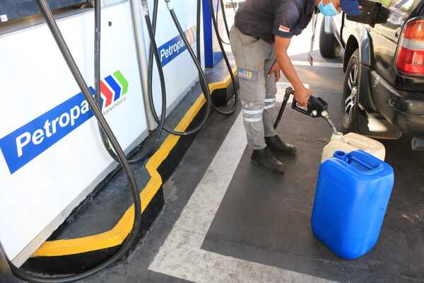 Diario HOY | Descontrol propicia el negocio negro con el combustible subsidiado de Petropar