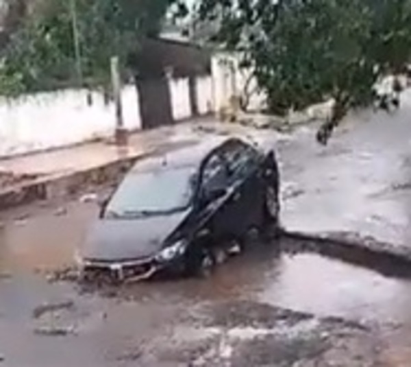 Enorme bache casi se traga a vehículo tras temporal en Asunción - Paraguay.com